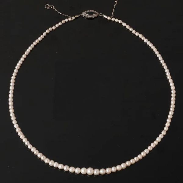 Collana in oro bianco, perle naturali, zaffiro e diamanti