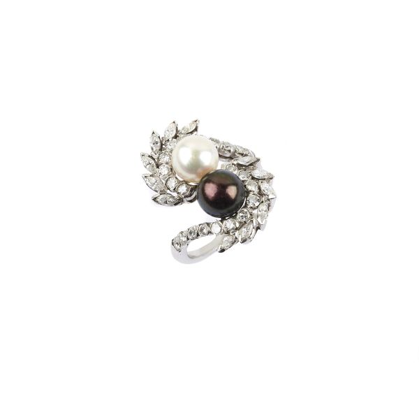 



PEARL AND DIAMOND CONTRARIE RING IN 18KT WHITE GOLD