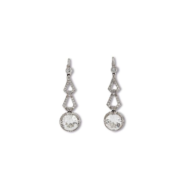 PAIO DI ORECCHINI PENDENTI CON DIAMANTI