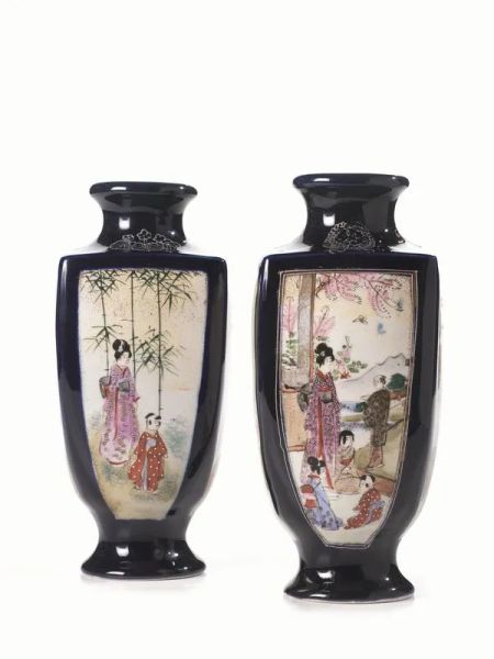 Coppia di piccoli vasi Giappone sec. XX, in porcellana a fondo blu con riserve decorate con personaggi femminili in dei giardini alt. cm 21,8 (2)