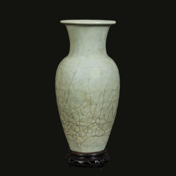 A VASE, CHINA, QING DYNASTY, 20TH CENTURY