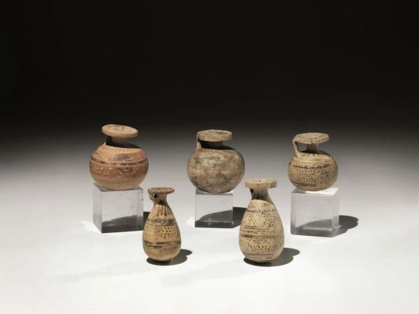   Tre aryballoi e due alabastra etrusco-corinzi  