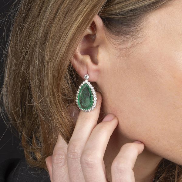 PAIO DI ORECCHINI PENDENTI CON SMERALDI E DIAMANTI
