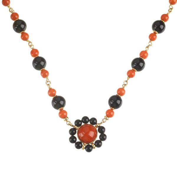 CORAL AND ONYX NECKLACE IN 18KT YELLOW GOLD