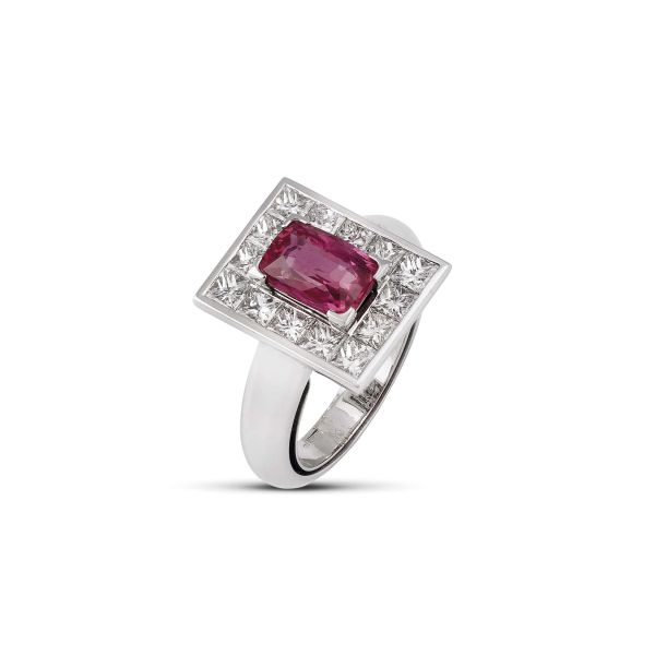 RUBY AND DIAMOND RING IN 18KT WHITE GOLD