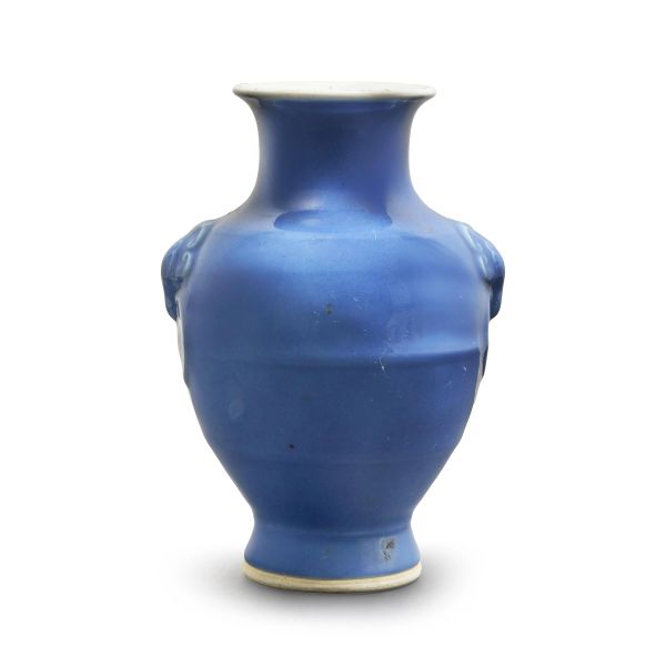 



A BLUE-GLAZED PORCELAIN VASE, CHINA, QING DYNASTY, 19TH-20TH CENTURY