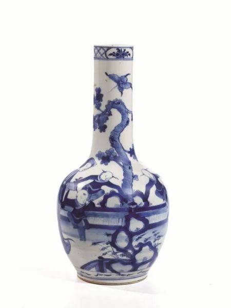 Vaso, Cina fine dinastia Qing,&nbsp; in porcellana bianca e blu, decorato con figure di dame e bambini in un giardino, reca marchio Kangxi (1662-1722), alt. cm 36
