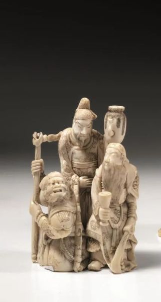  Okimono, Giappone sec. XIX,  in avorio finemente scolpito, raffigurante tre saggi, uno reggente versatoio, uno reggente calice, l'altro reggente un bastone, alt. cm 7,5