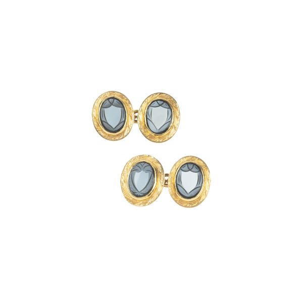 



PAIR OF CUFFLINKS WITH CAMEOS
