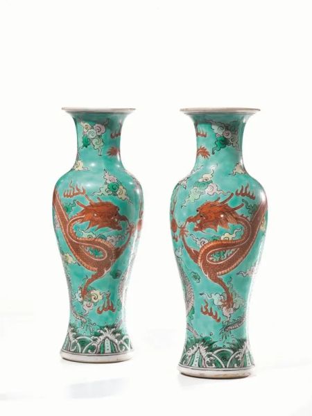 Coppia di vasi Cina sec. XIX-XX, in porcellana policroma a fondo turchese decorati con draghi, recanti marchio Guangxu, alt. cm 30 (2)
