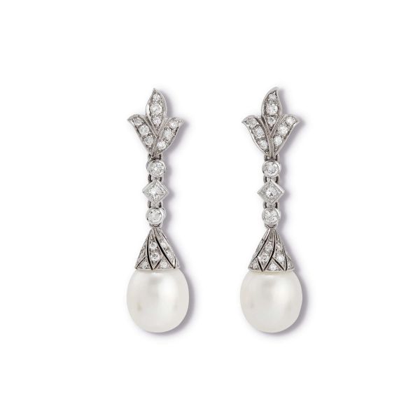 



PEARL AND DIAMOND DROP EARRINGS IN 18KT WHITE GOLD