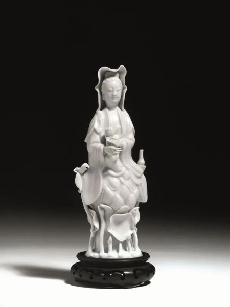  Guanyin, Cina inizi sec. XX , in porcellana blanc de Chine, stante su base a fior di