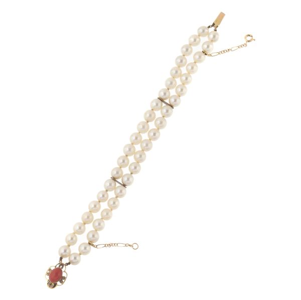 



BRACCIALE CON PERLE E CORALLO
