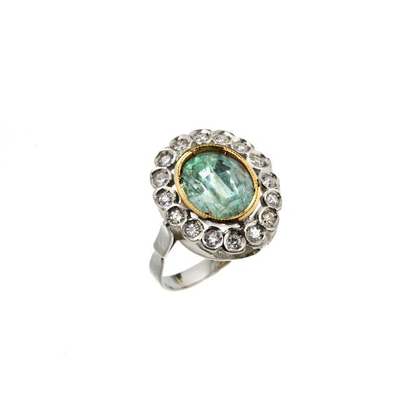 ANELLO A MARGHERITA CON SMERALDO E DIAMANTI