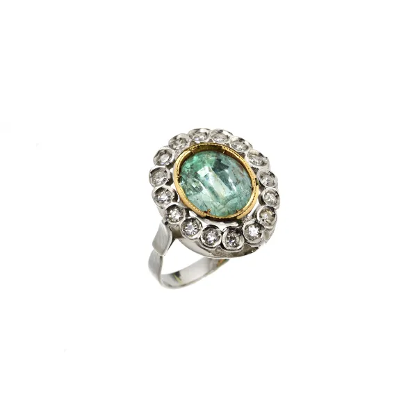 EMERALD AND DIAMOND RING IN 18KT GOLD
