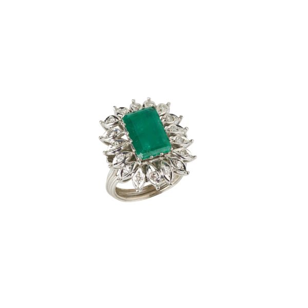 EMERALD AND DIAMOND FLORAL RING IN 18KT WHITE GOLD