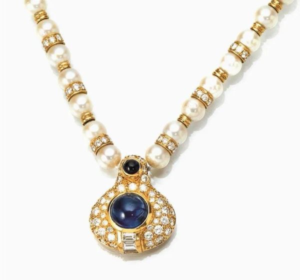 Collana in oro giallo, perle, diamanti e zaffiri