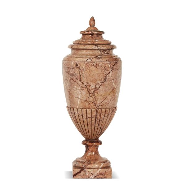 A MONUMENTAL ROMAN VASE, FIRST HALF OF THE 19TH CENTURY