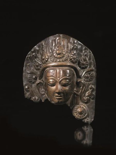  Placca Nepal, sec XVIII-XIX,  in rame sbalzato raffigurante il volto della divinitÃ  induista Indra, alt. cm 20, montato su base in plexiglass