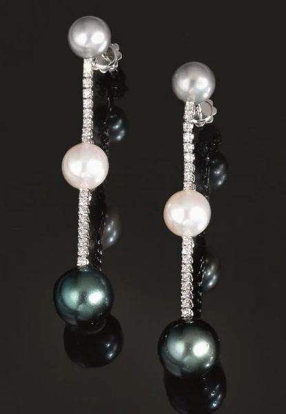 Paio di orecchini pendenti in oro bianco, perle e diamanti