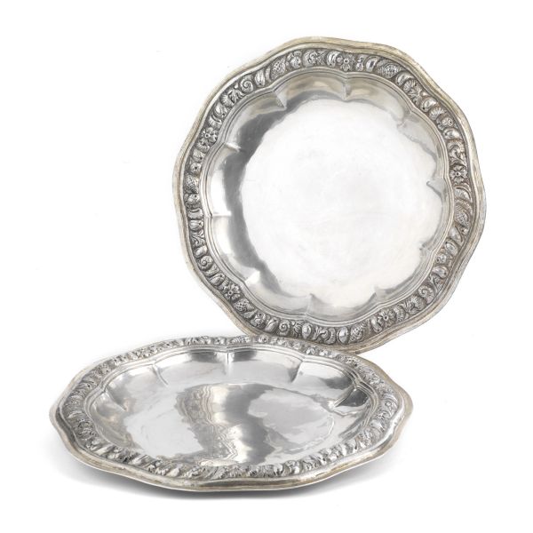 PAIR OF SILVER PLATES, 20TH CENTURY