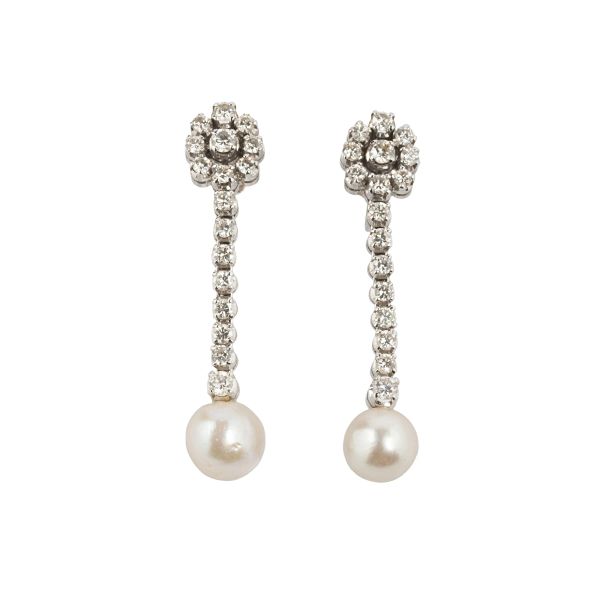 



PAIR OF LONG EARRINGS WITH DIAMONDS AND PEARLS