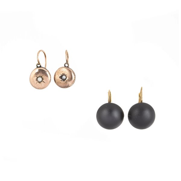 



TWO PAIR OF EARRINGS