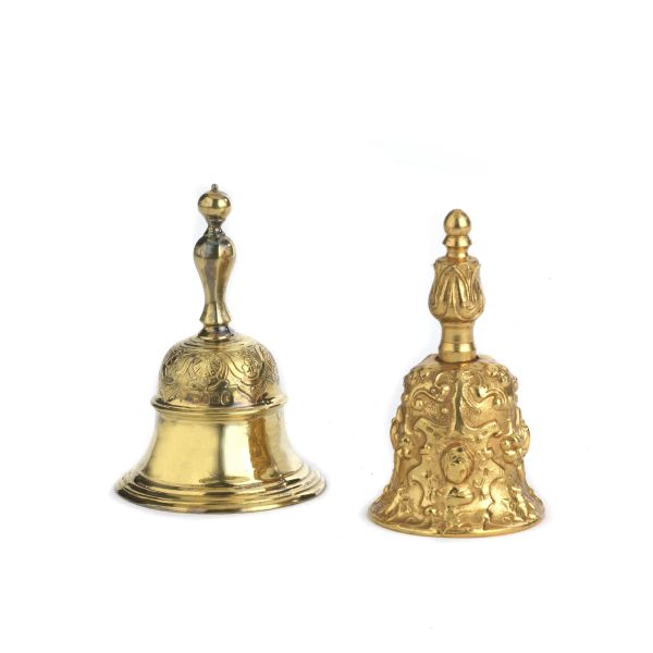 A SILVER GILT TABLE BELL, LONDON, 1935, MARH OF HARMAN&amp; Co AND A GILDED METAL TABLE BELL, 20TH CENTURY
