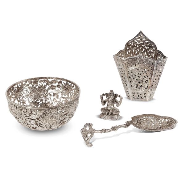 



SET OF FOUR OBJECTS, ORIENT, 19TH CENTURY