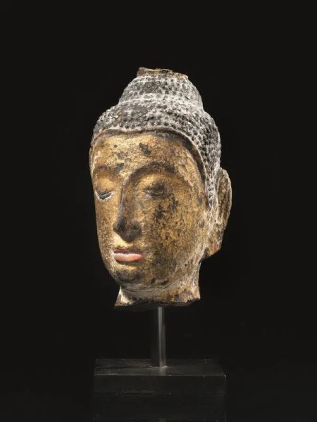  Testa di Buddha Thailandia sec XIX , in pietra parzialmente dorata e policroma