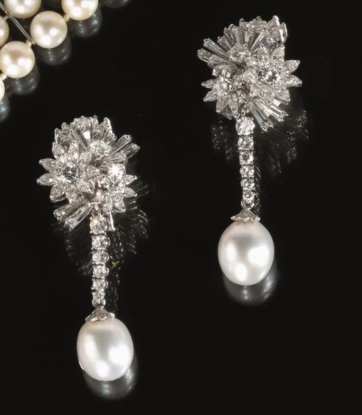  Paio di orecchini in oro bianco, perle e diamanti  