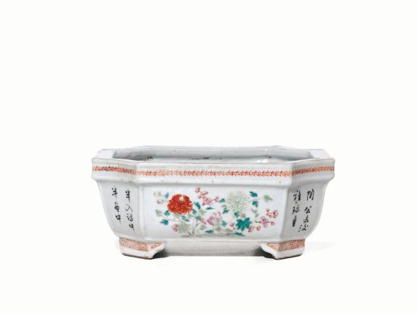 Fioriera Cina sec XIX, in porcellana decorata con fiori e&nbsp; iscrizioni , cm 22x9x16,5