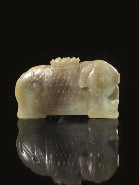 Fibbia, Cina sec. XVIII, in Giada celadon e russet, a forma di elefante reggente una canestra di frutta, cm 8,7x5,su supporto in velluto