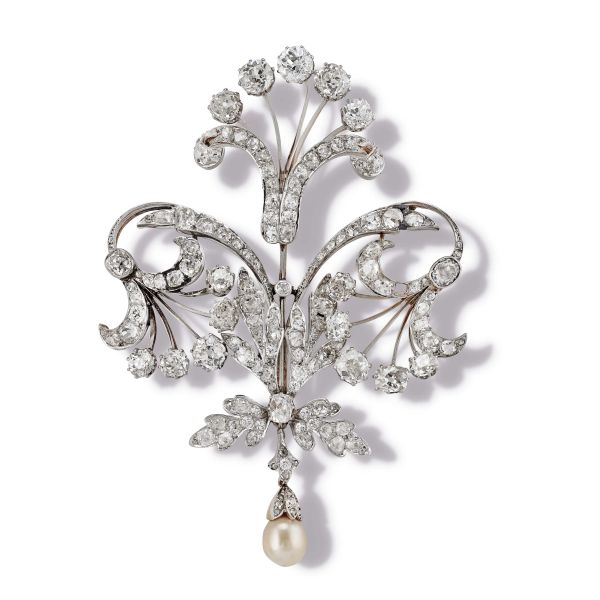 



GRANDE SPILLA CON DIAMANTI E PERLA PENDENTE