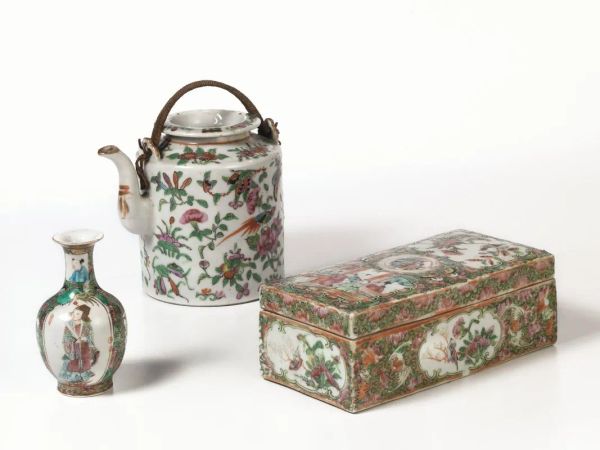  Lotto composto da una scatola, una teiera e un vasetto Cina fine dinastia Qing,  in porcellana manifattura di Canton, misure varie,  difetti  (3)