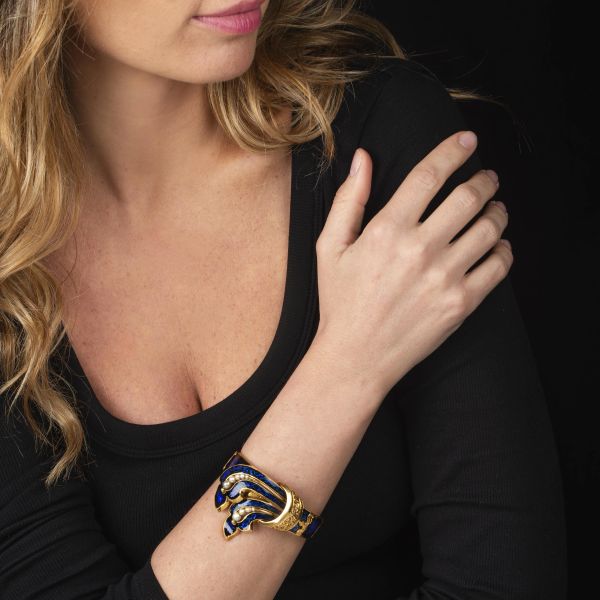 BRACCIALE RIGIDO CON SMALTI E PERLE