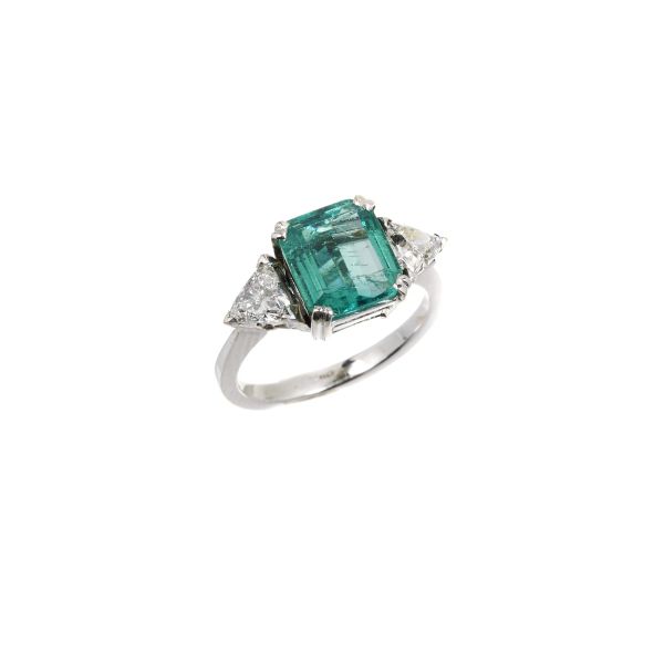 



EMERALD AND DIAMOND RING