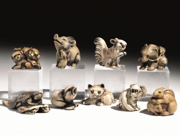  Nove Netsuke, Giappone periodo Meiji,  in avorio e osso, tutti intagliati in forma di animali, misure diverse (9)