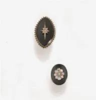  Due anelli, Inghilterra fine sec. XIX, in oro a basso titolo, onice, opale e microperle 