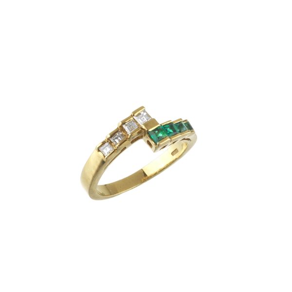 EMERALD AND DIAMOND CONTRARIE RING IN 18KT YELLOW GOLD