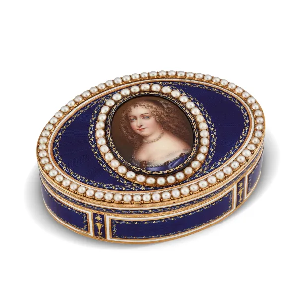 



OVAL ENAMELED SNUFF BOX IN GOLD 