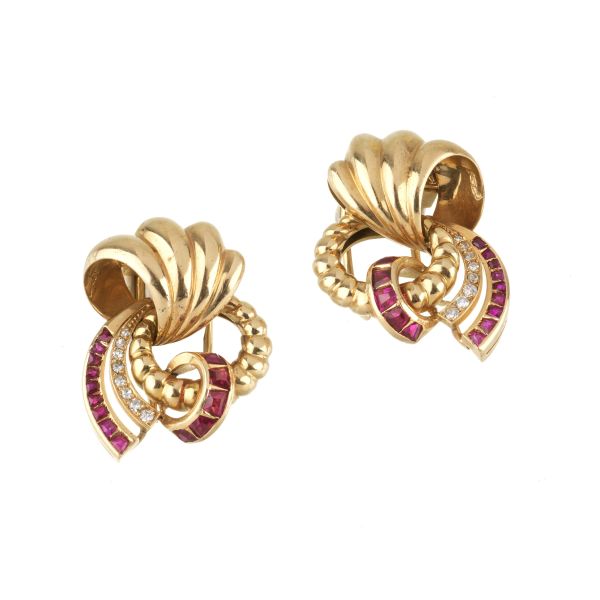 PAIR OF RUBY AND DIAMOND KNOT SHAPED CLIPS IN 18KT YELLOW GOLD