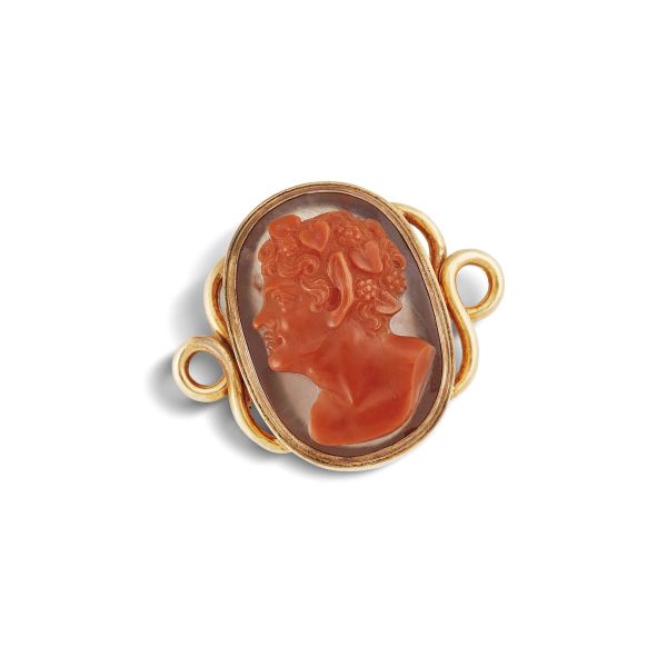 CHALCEDONY CAMEO BROOCH IN GOLD