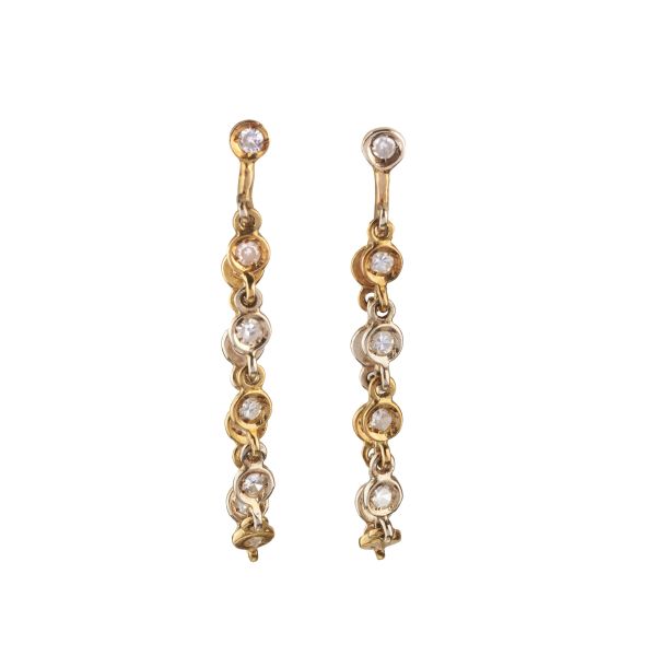 



PAIR OF DIAMOND DROP EARRINGS IN 18KT TWO TONE GOLD