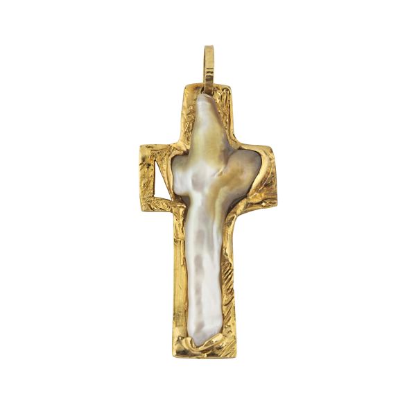 CROSS-SHAPED BAROCQUE PEARL PENDANT IN 18KT YELLOW GOLD