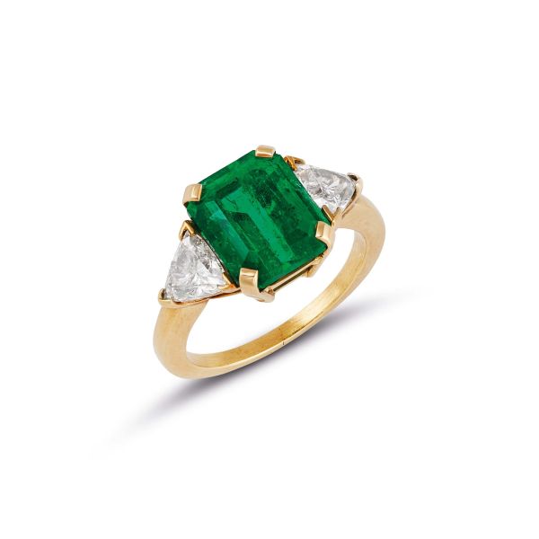 



EMERALD AND DIAMOND RING IN 18KT YELLOW GOLD