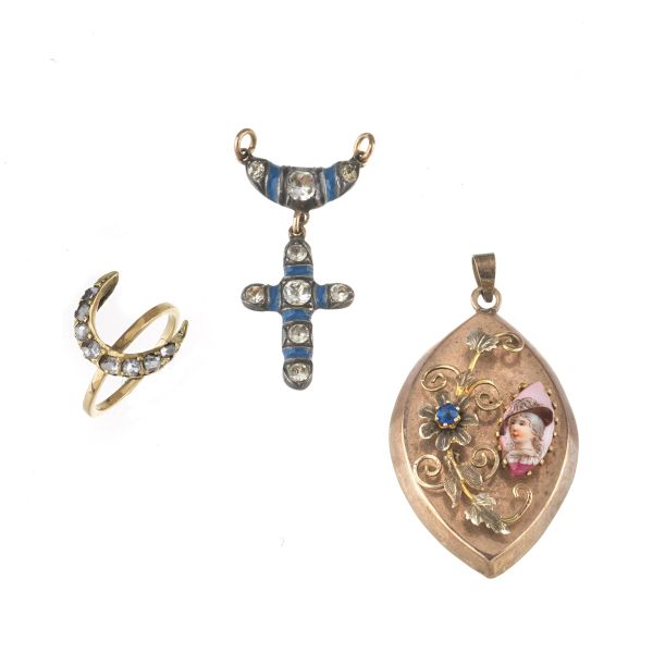 LOT COMPOSED OF TWO PENDANTS AND A RING IN SILVER AND GOLD