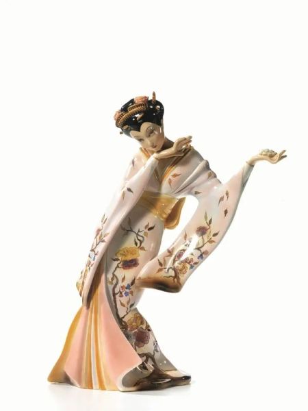  Figura femminile, sec. XX, &quot;Fior del Giappone&quot;,  in porcellana dipinta, alt. cm 52,  piccoli danni 