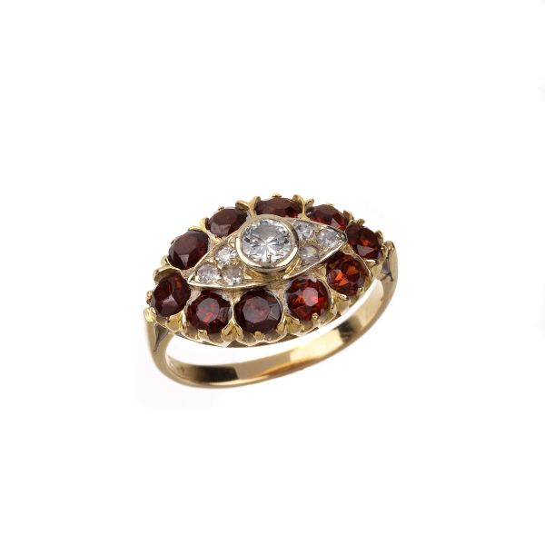 GARNET AND DIAMOND RING IN 18KT YELLOW GOLD