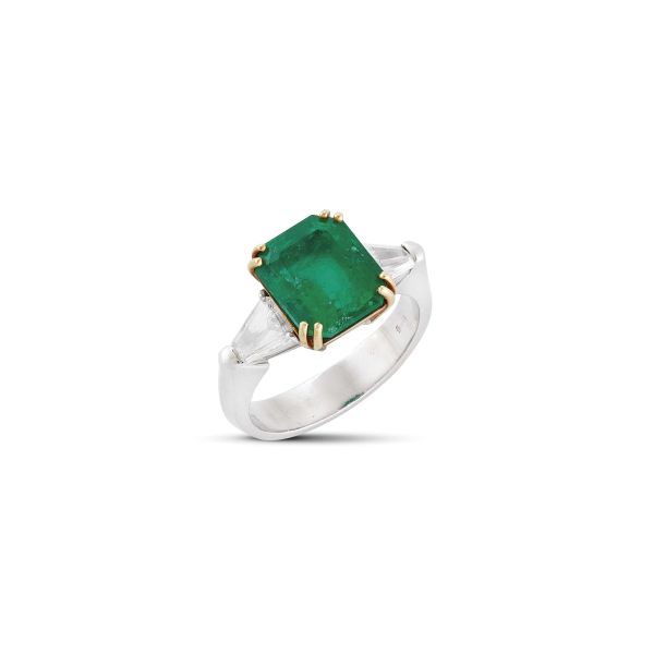 COLOMBIAN EMERALD AND DIAMOND RING IN PLATINUM AND 18KT YELLOW GOLD